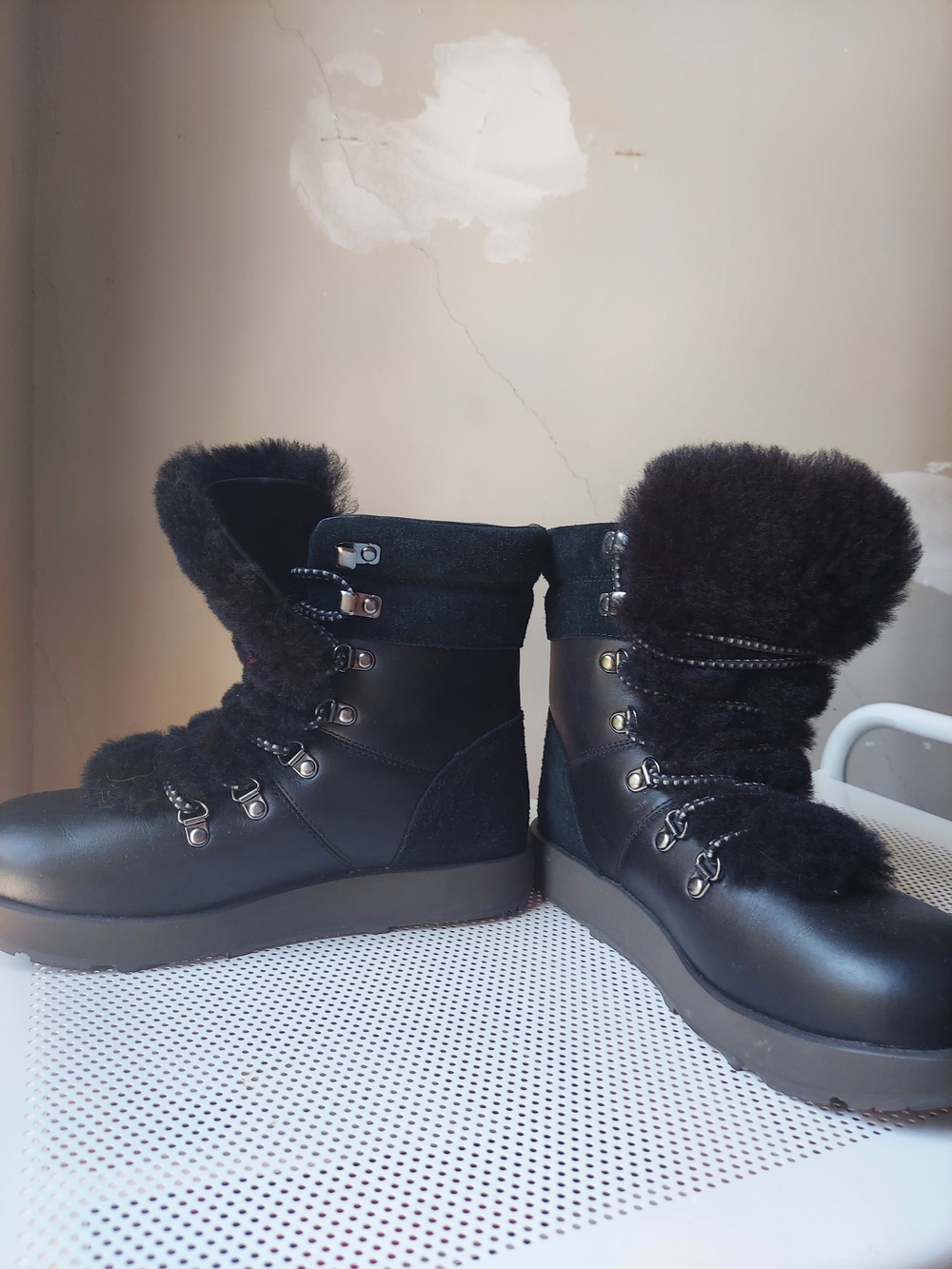 New UGGs Women's Black Shearling Lace-Up Winter Boots Waterproof Leather